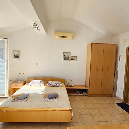 1 * Živogošće