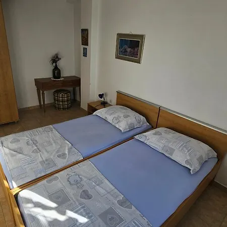 Διαμέρισμα 1 *